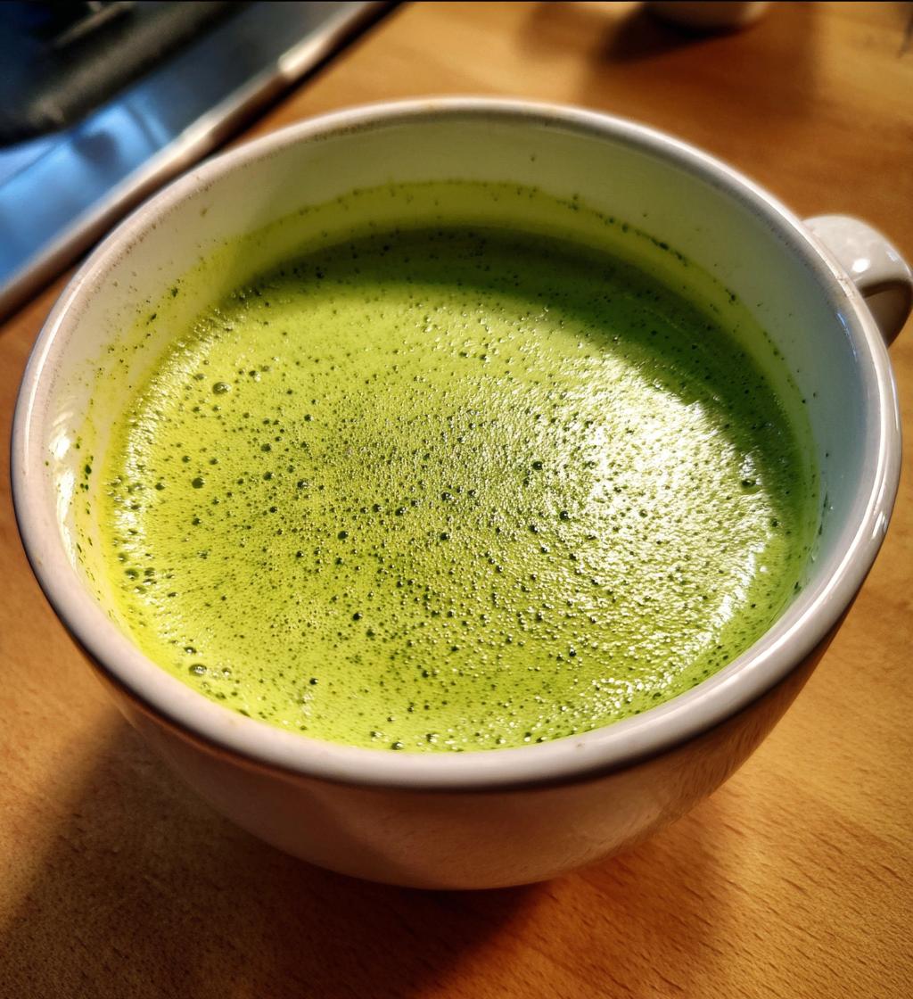 Easy Cold Cucumber Avocado Soup for Hot Days – Refreshing & Delicious!